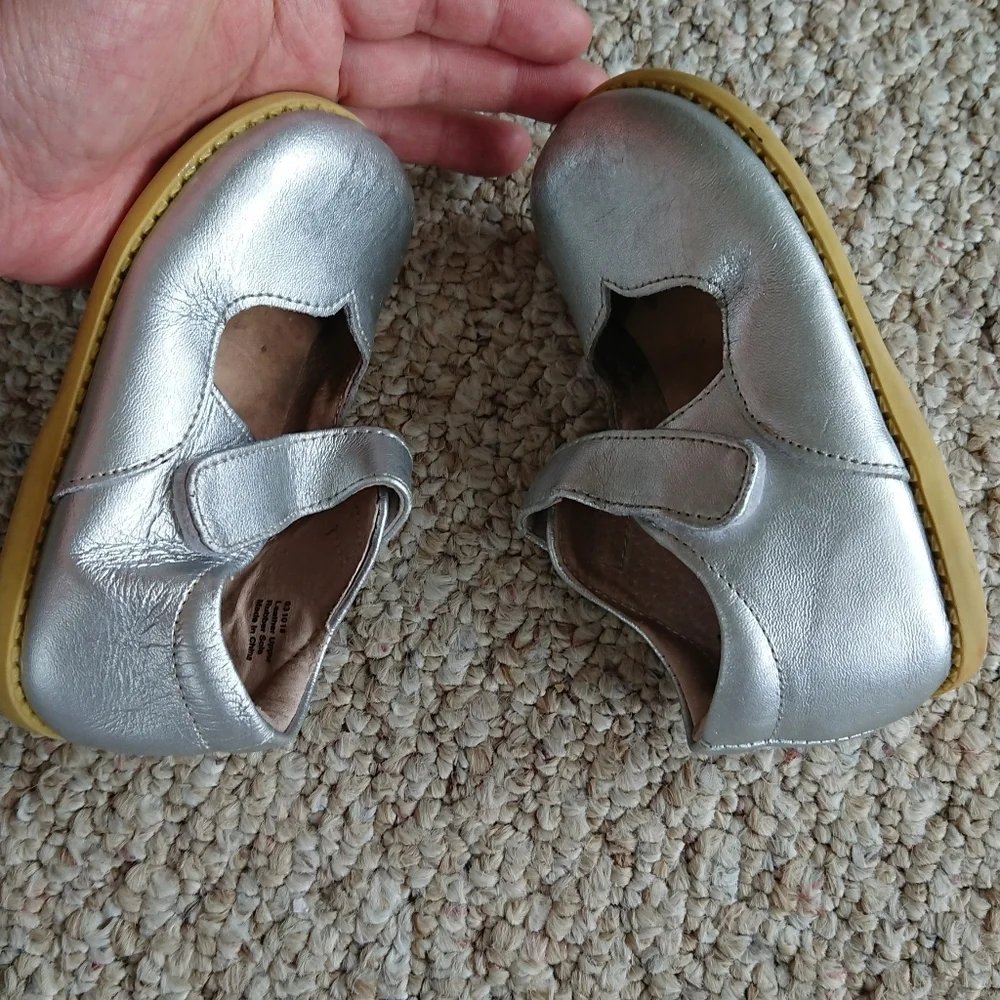 Livie & Luca Astrid Silver Metallic Mary Janes Velcro size 7/8